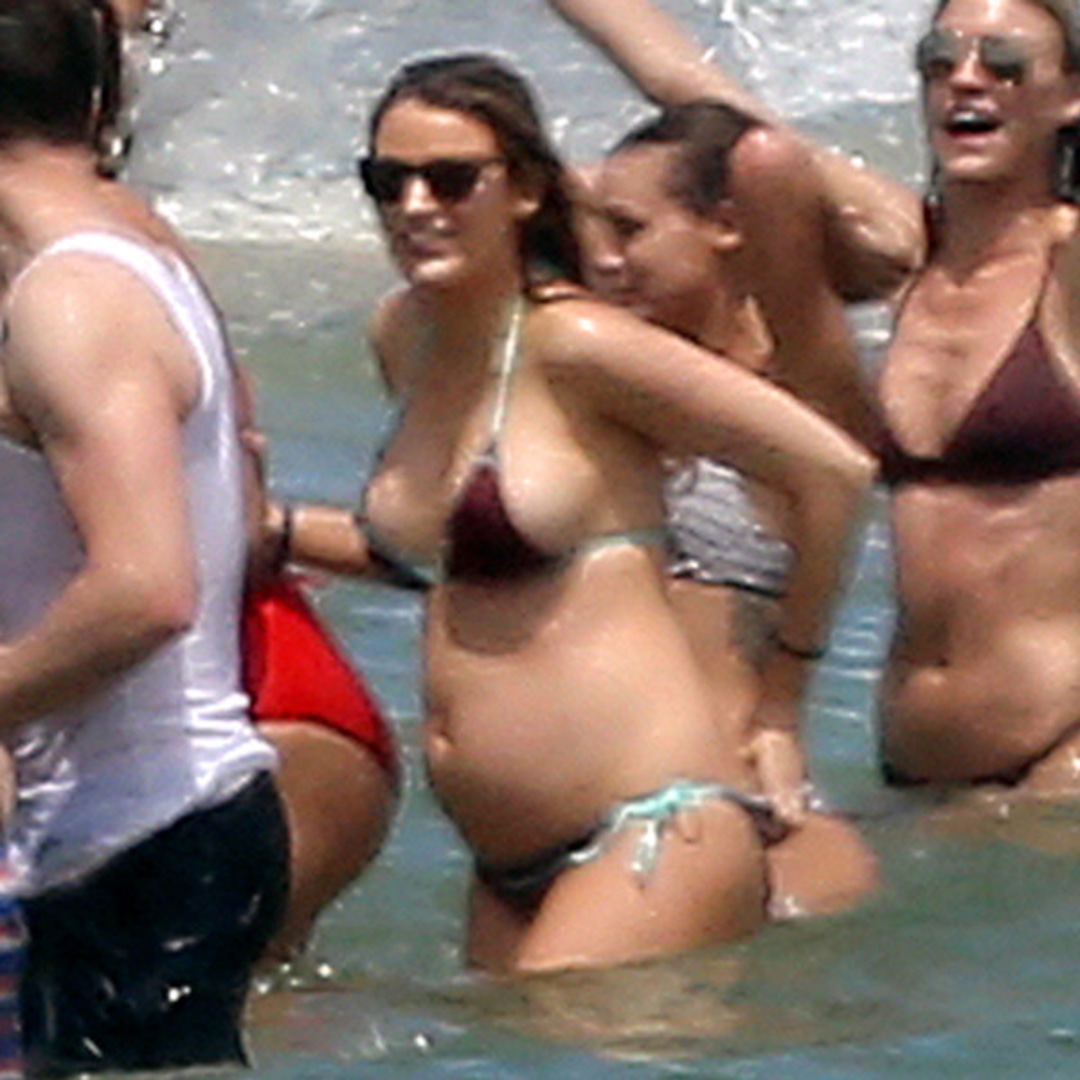 Blake Lively Shows Baby Bump In Bikini Packs On Pda With Ryan Reynolds At Taylor Swift S Fourth Of July Party E Online